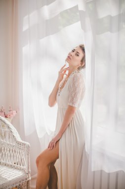 Güzel esmer kız beyaz yatak odasında 