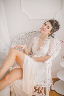 Güzel esmer kız beyaz yatak odasında 