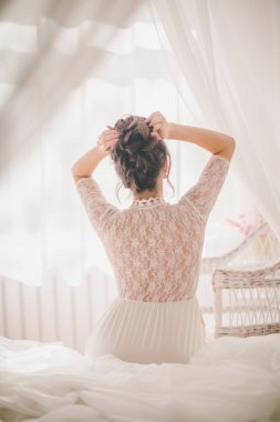 Güzel esmer kız beyaz yatak odasında 
