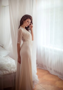 Güzel esmer kız beyaz yatak odasında 