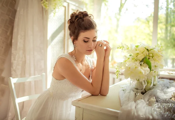 Schöne Braut am Hochzeitstag — Stockfoto