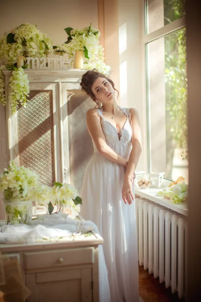 Schöne Braut am Hochzeitstag — Stockfoto