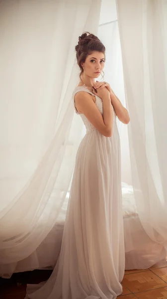 Braut im weißen Kleid an ihrem Hochzeitstag — Stockfoto