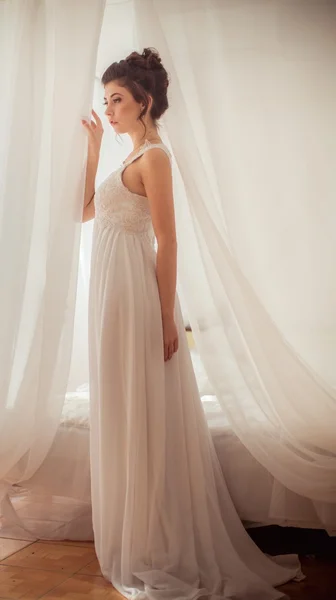 Braut im weißen Kleid an ihrem Hochzeitstag — Stockfoto