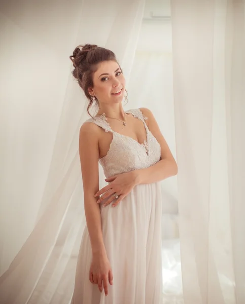 Braut im weißen Kleid an ihrem Hochzeitstag — Stockfoto