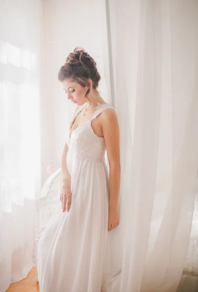 Braut im weißen Kleid an ihrem Hochzeitstag — Stockfoto