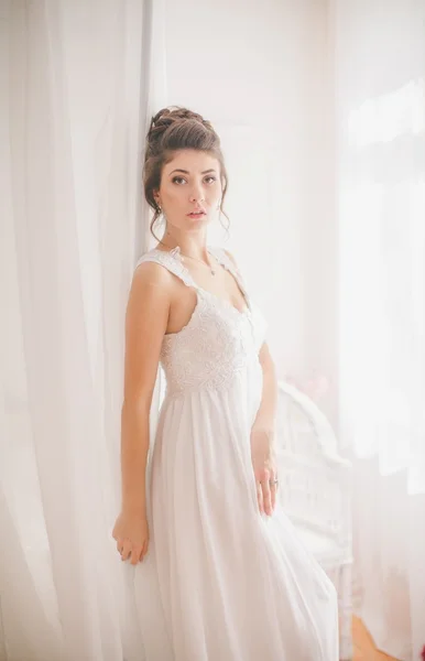 Noiva em vestido branco no dia do casamento — Fotografia de Stock