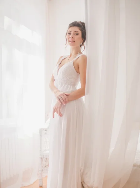 Gelin ona düğün gününde beyaz elbiseli — Stok fotoğraf