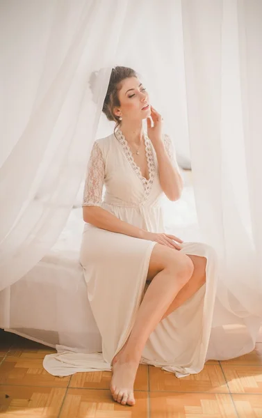 Güzel esmer kız beyaz yatak odasında — Stok fotoğraf