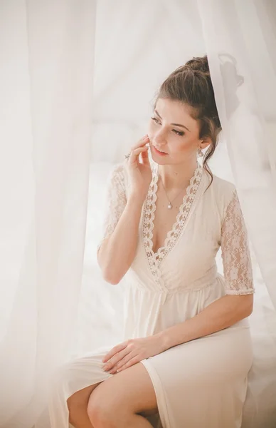 Menina morena bonita no quarto branco — Fotografia de Stock