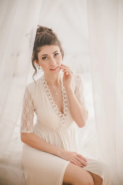 Menina morena bonita no quarto branco — Fotografia de Stock