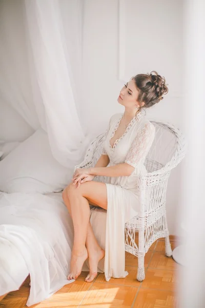 Vacker brunett flicka i vita sovrum — Stockfoto