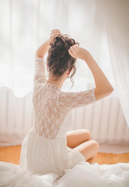 Piękna brunetka dziewczynka w sypialni białe — Zdjęcie stockowe