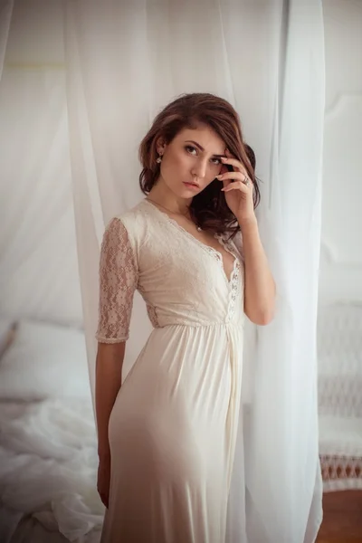 Vacker brunett flicka i vita sovrum — Stockfoto
