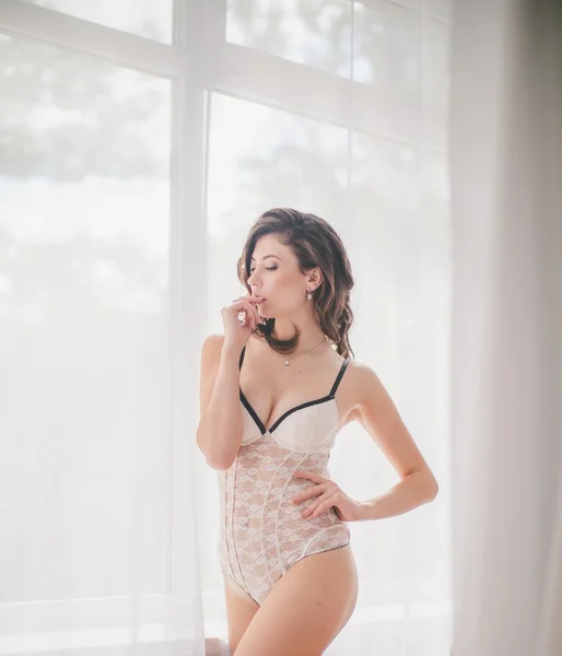 Sexy bella ragazza in biancheria intima bianca — Foto Stock