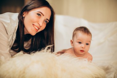 erkek bebek ile anne