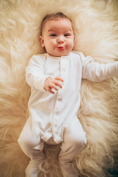 Niedlicher kleiner Junge — Stockfoto