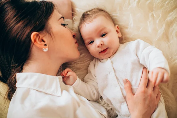 Erkek bebek ile anne — Stok fotoğraf