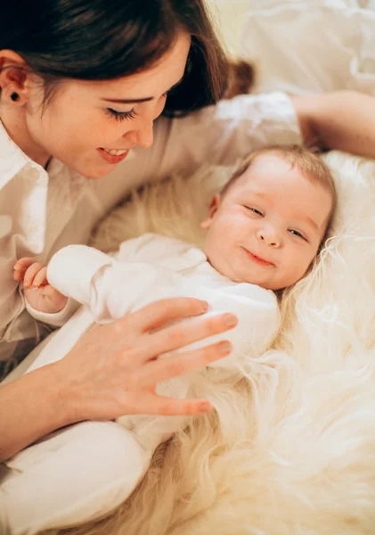 Erkek bebek ile anne — Stok fotoğraf