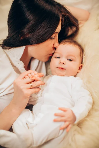 Erkek bebek ile anne — Stok fotoğraf