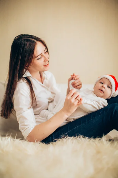 Erkek bebek ile anne — Stok fotoğraf