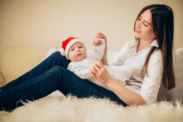 Erkek bebek ile anne — Stok fotoğraf