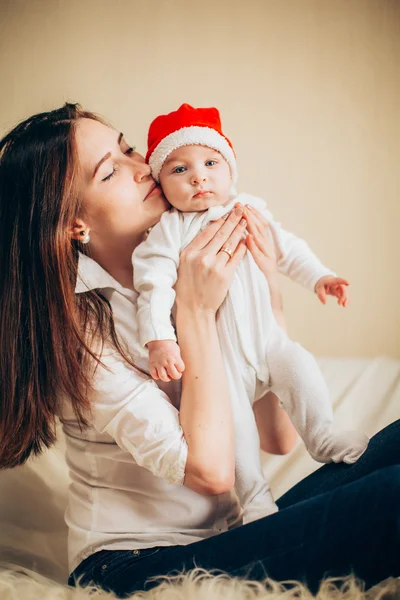 Erkek bebek ile anne — Stok fotoğraf