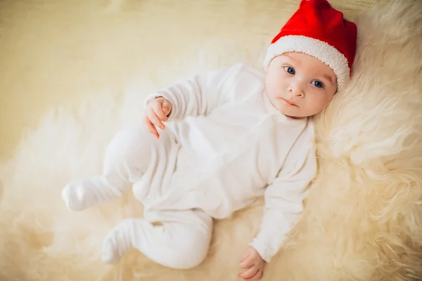 Pojke i santa hatt — Stockfoto