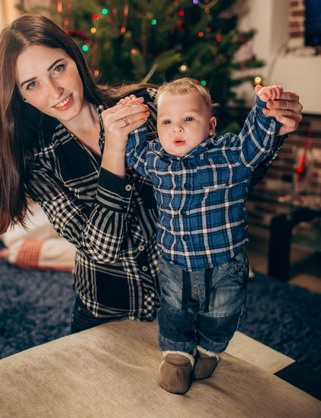 Erkek bebek ile anne — Stok fotoğraf