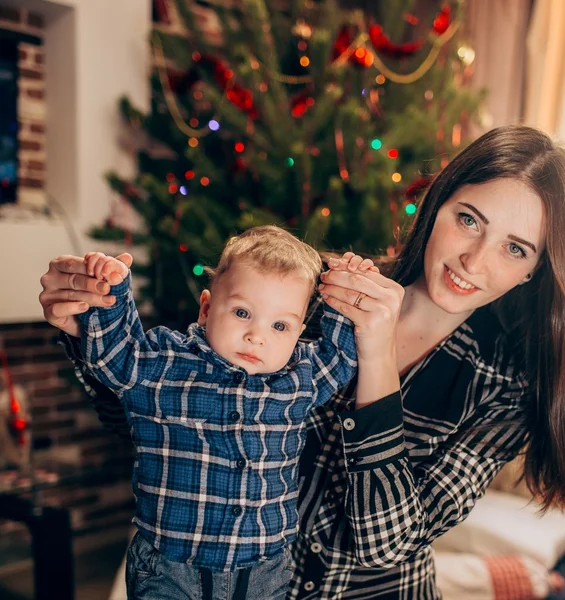 Erkek bebek ile anne — Stok fotoğraf