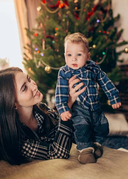 Erkek bebek ile anne — Stok fotoğraf