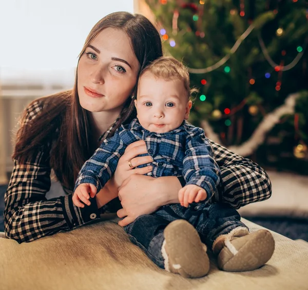 Mãe com bebê menino — Fotografia de Stock