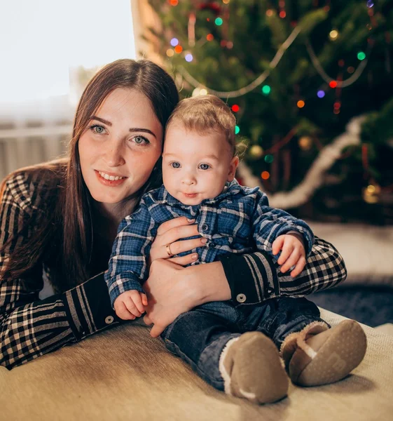 Erkek bebek ile anne — Stok fotoğraf