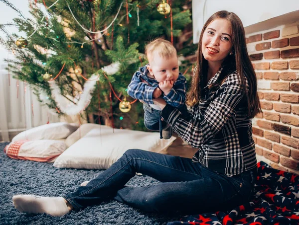 Mãe com bebê menino — Fotografia de Stock