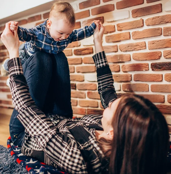 Mãe com bebê menino — Fotografia de Stock