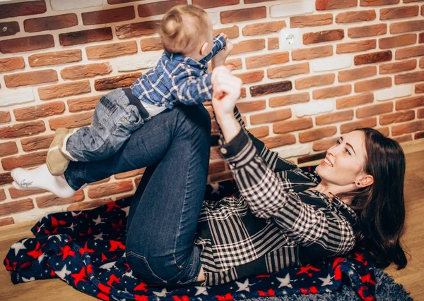 Madre con bebé niño — Foto de Stock