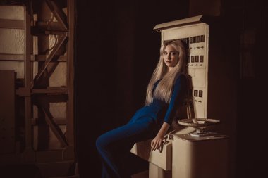 Moda Elbiseli Kadın