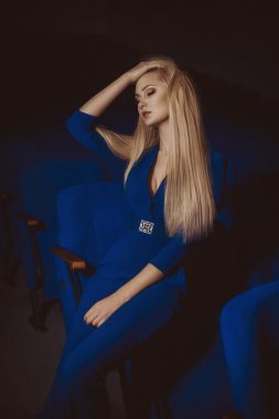 Moda Elbiseli Kadın