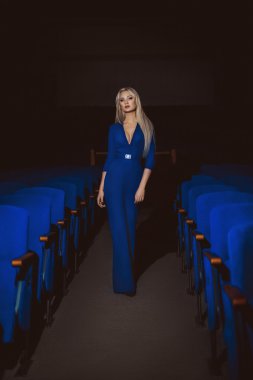 Moda Elbiseli Kadın