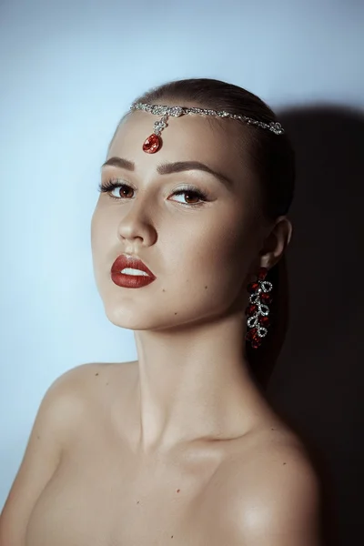 Piękna kobieta w biżuterii — Zdjęcie stockowe