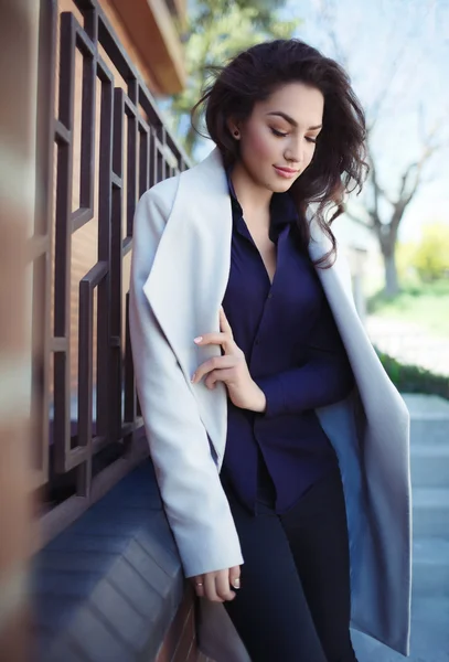 Mujer en ropa de moda —  Fotos de Stock