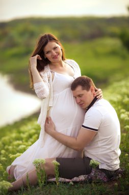  Kocasından hamile bir kadın.