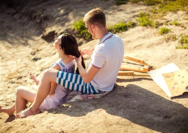 genç bir çift doğa