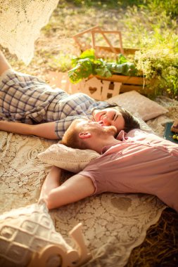 genç bir çift doğa