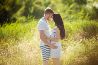 genç bir çift doğa