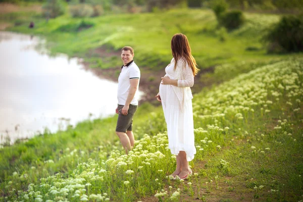 Pregnant woman with her husband — Stock Photo, Image