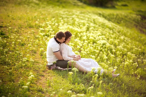 Mulher grávida com o marido — Fotografia de Stock