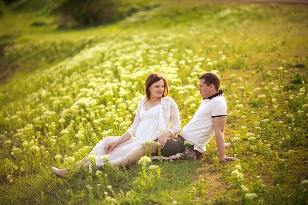 Pregnant woman with her husband — Stock Photo, Image