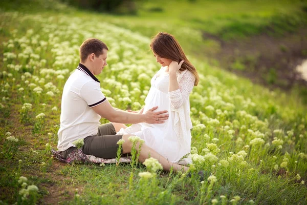 Mulher grávida com o marido — Fotografia de Stock