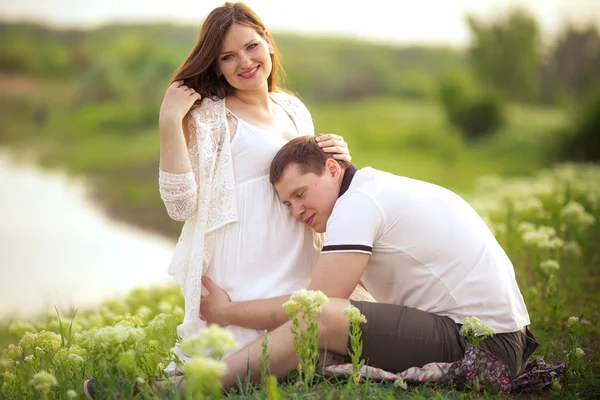 Mulher grávida com o marido — Fotografia de Stock